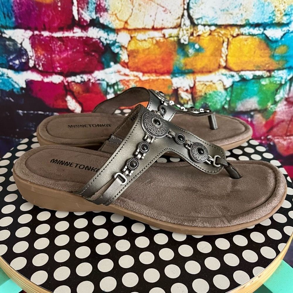 Minnetonka Metallic Silver Leather Upper Sandals Size 8 Medium